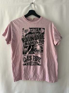 Gildan Heavy Cotton Rollin Daze Madness 2018 The Gas Pipe Graphic T-Shirt Pink M